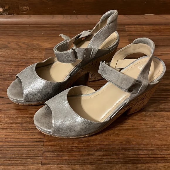 Johnston & Murphy Gold Cork Leather Sandals Size 8 Women's Shoes - Picture 5 of 7